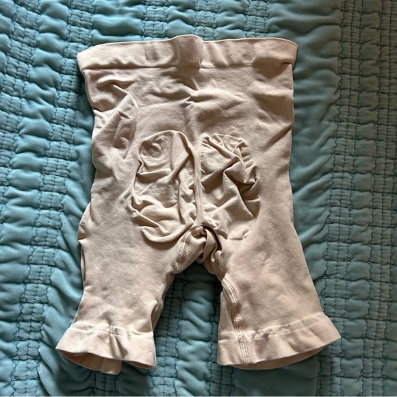 SKIMS Shapewear Shorts - Picture 2 of 3